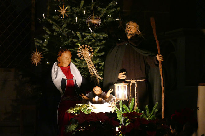 Im Dom zu Fritzlar: Hl. Familie im Altarraum - erstmals an Weihnachten 2016